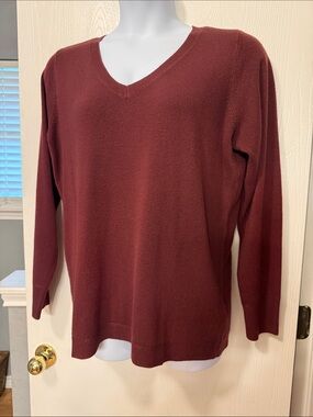 croft & barrow Women's V-Neck Sweater in Burgundy